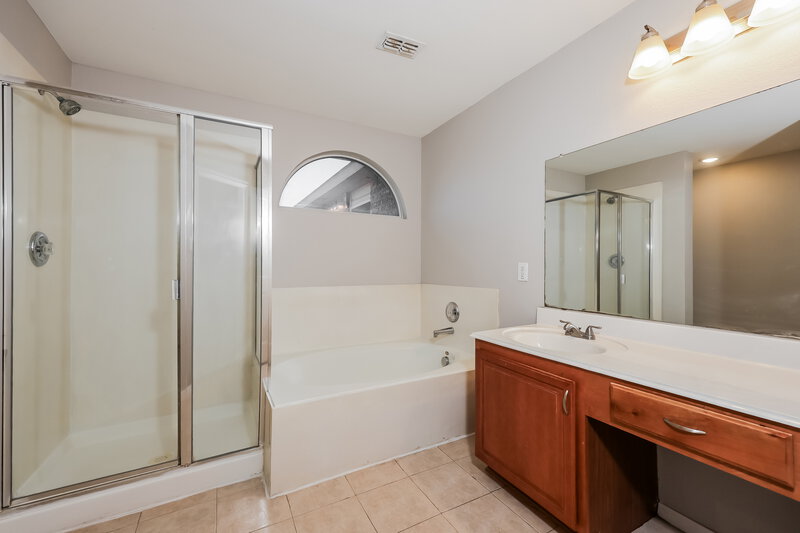 2,585/Mo, 1253 Spring Water Drive Lancaster, TX 75134 Main Bathroom View