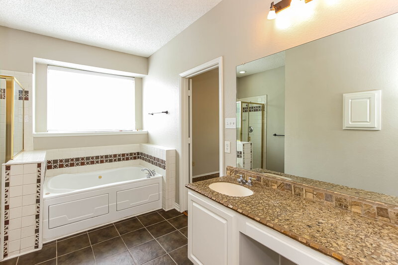 2,515/Mo, 3703 Sycamore Ln. Rockwall, TX 75032 Main Bathroom View