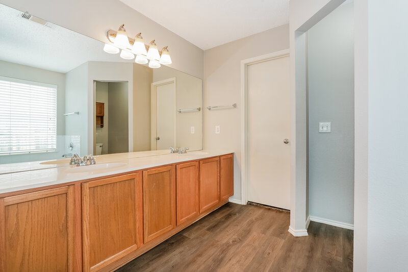2,060/Mo, 1514 Wavecrest Glenn Heights, TX 75154 Main Bathroom View 2