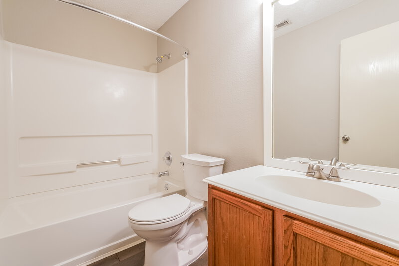 2,060/Mo, 1514 Wavecrest Glenn Heights, TX 75154 Bathroom View