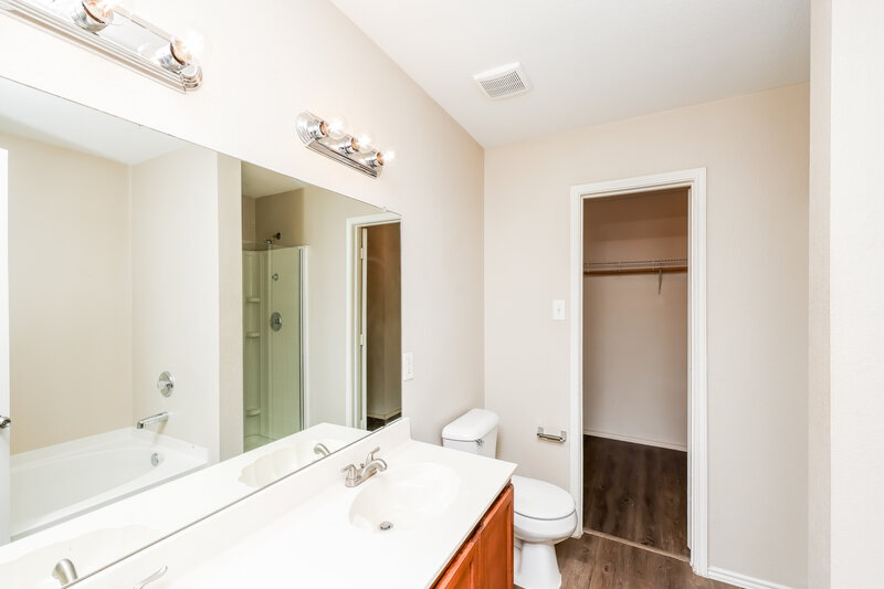 2,655/Mo, 3032 Picket Fence Drive Lancaster, TX 75134 Main Bathroom View