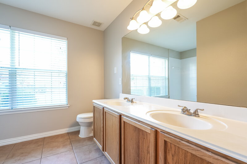 2,530/Mo, 9741 Stoney Bridge Rd Fort Worth, TX 76108 Main Bathroom View