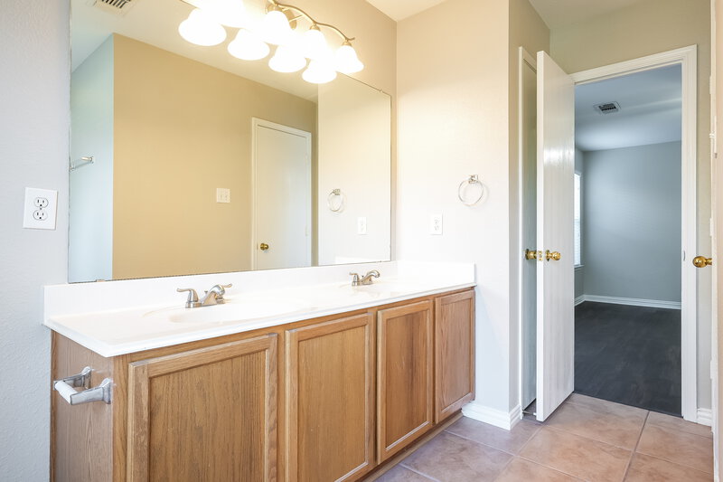 2,530/Mo, 9741 Stoney Bridge Rd Fort Worth, TX 76108 Bathroom View