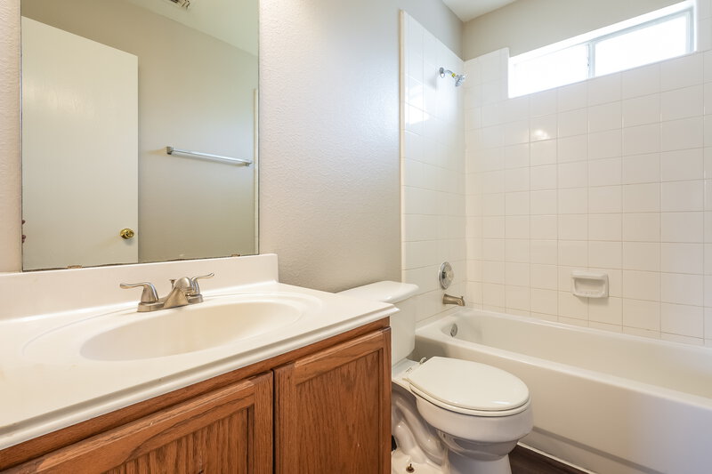 2,530/Mo, 9741 Stoney Bridge Rd Fort Worth, TX 76108 Bathroom View 2