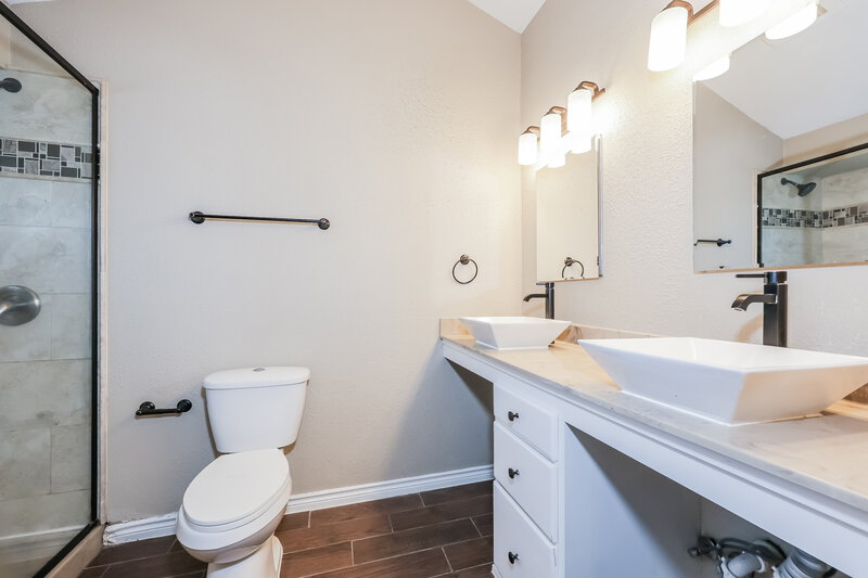 2,030/Mo, 123 Woodcreek Dr Rockwall, TX 75032 Main Bathroom View