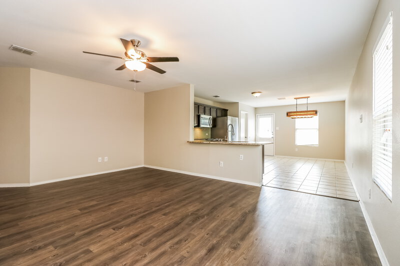 2,345/Mo, 1624 Queens Brook Ln Fort Worth, TX 76140 Living Room View 3