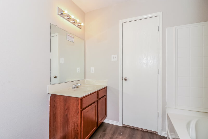 2,345/Mo, 1624 Queens Brook Ln Fort Worth, TX 76140 Master Bathroom View