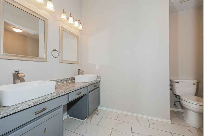 2,125/Mo, 2221 Collier Court Lancaster, TX 75146 Main Bathroom View