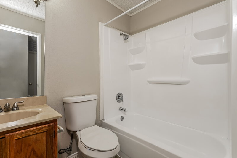 2,510/Mo, 2200 Wembley Downs Dr. Arlington, TX 76017 Main Bathroom View