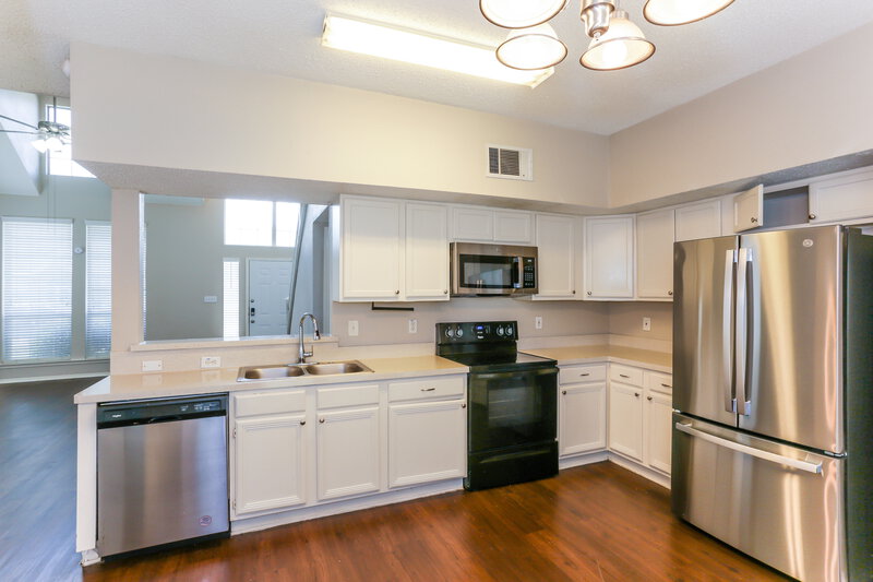 2,360/Mo, 317 Pebblebrook Ln. Glenn Heights, TX 75154 Kitchen View