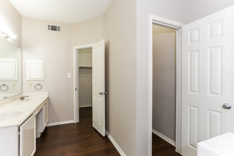 2,360/Mo, 317 Pebblebrook Ln. Glenn Heights, TX 75154 Main Bathroom View