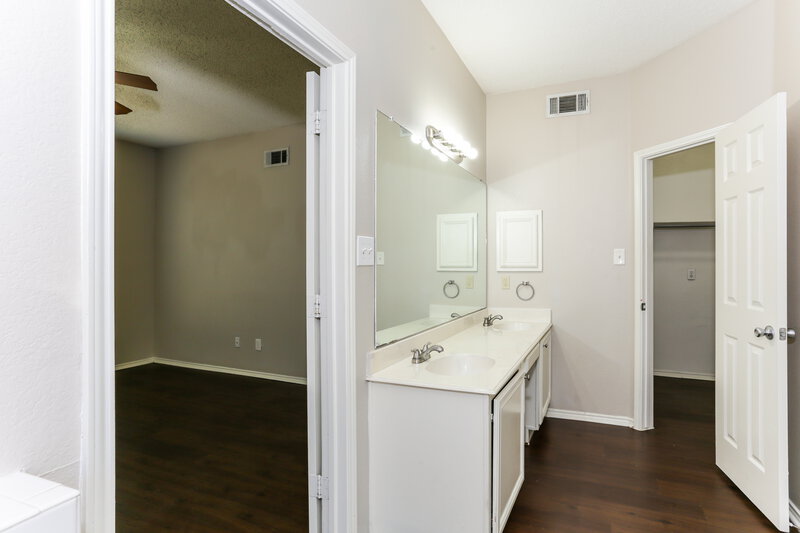 2,360/Mo, 317 Pebblebrook Ln. Glenn Heights, TX 75154 Main Bathroom View 2