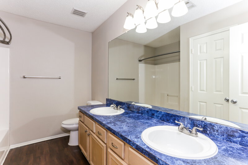 2,360/Mo, 317 Pebblebrook Ln. Glenn Heights, TX 75154 Bathroom View