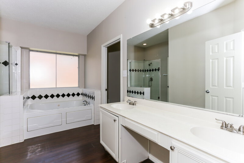 2,360/Mo, 317 Pebblebrook Ln. Glenn Heights, TX 75154 Bathroom View 2