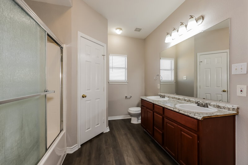 1,800/Mo, 9328 Rhoni Ct Fort Worth, TX 76140 Main Bathroom View