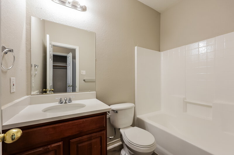 1,800/Mo, 9328 Rhoni Ct Fort Worth, TX 76140 Bathroom View
