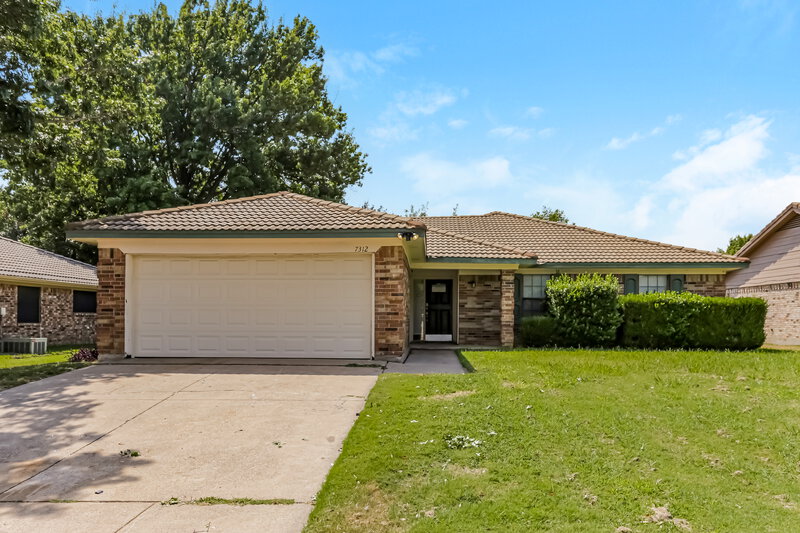 2,620/Mo, 7312 Meadow Creek Dr. Fort Worth, TX 76133 External View