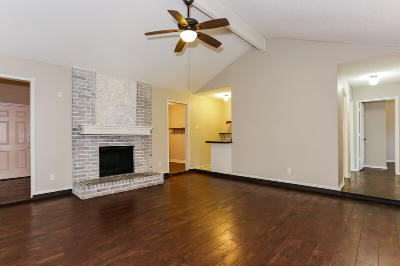 2,620/Mo, 7312 Meadow Creek Dr. Fort Worth, TX 76133 Living Room View 2