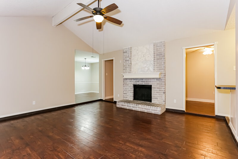 2,620/Mo, 7312 Meadow Creek Dr. Fort Worth, TX 76133 Living Room View 3