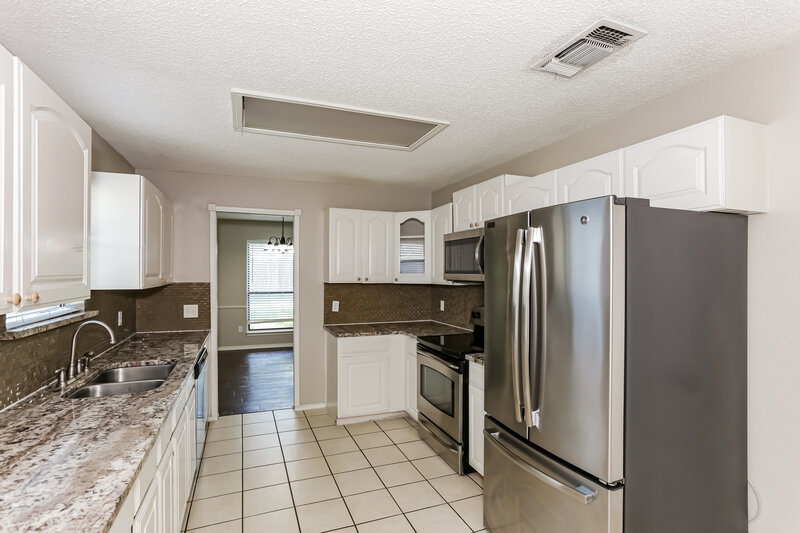 2,620/Mo, 7312 Meadow Creek Dr. Fort Worth, TX 76133 Kitchen View 2