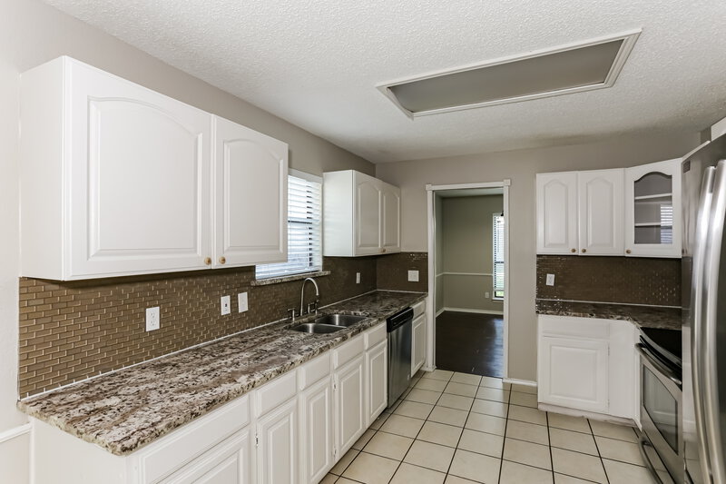 2,620/Mo, 7312 Meadow Creek Dr. Fort Worth, TX 76133 Kitchen View 3