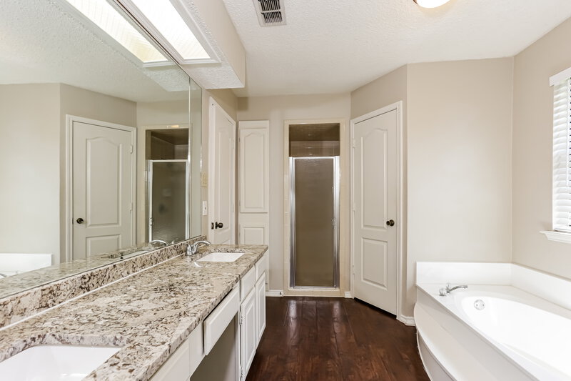2,620/Mo, 7312 Meadow Creek Dr. Fort Worth, TX 76133 Main Bathroom View