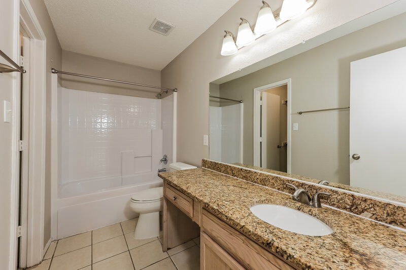 2,120/Mo, 1040 Glencrest Dr. Cedar Hill, TX 75104 Main Bathroom View