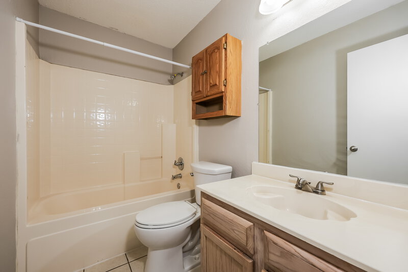 2,120/Mo, 1040 Glencrest Dr. Cedar Hill, TX 75104 Bathroom View
