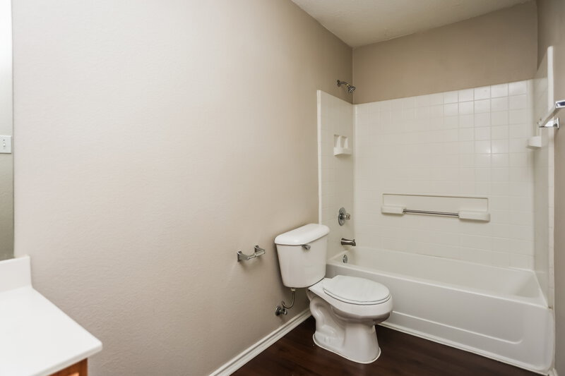 2,390/Mo, 604 Snapdragon Ln Desoto, TX 75115 Main Bathroom View