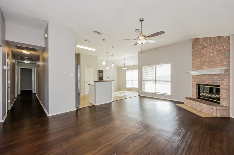 2,150/Mo, 2602 Pioneer Ln Lancaster, TX 75146 Living Room View 2