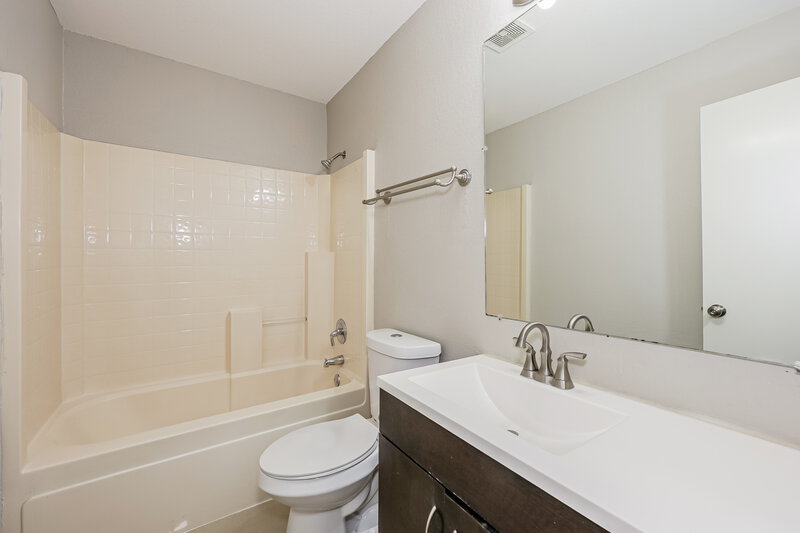 2,150/Mo, 2602 Pioneer Ln Lancaster, TX 75146 Bathroom View