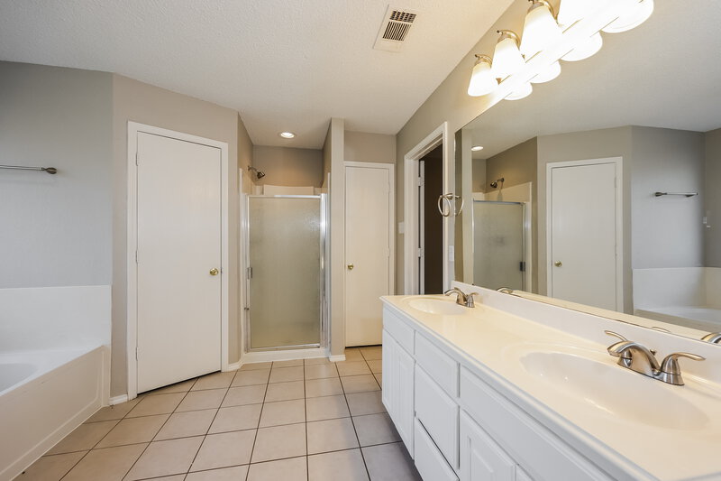 1,985/Mo, 508 Pine St Crowley, TX 76036 Main Bathroom View