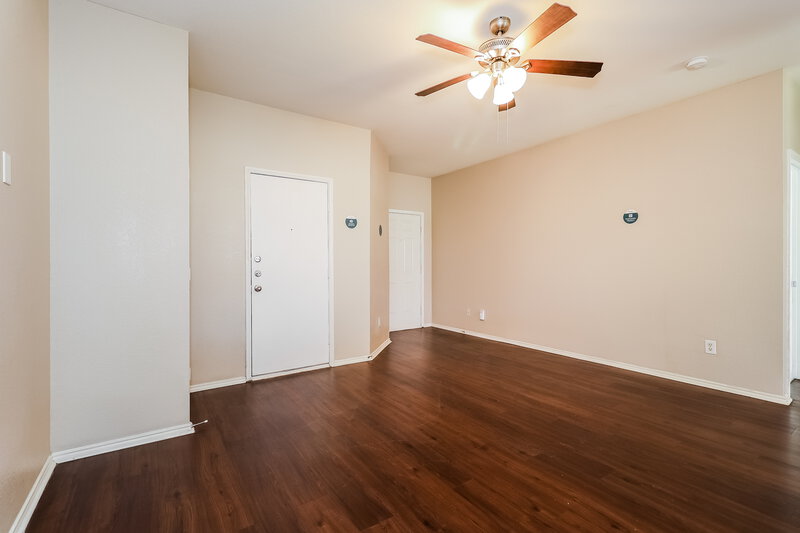 2,200/Mo, 1247 Cleardale Drive Dallas, TX 75232 Living Room View 3