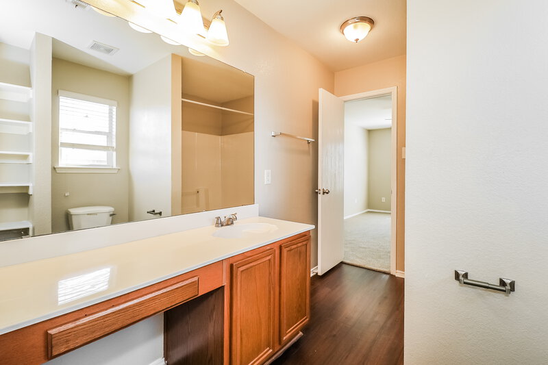 2,200/Mo, 1247 Cleardale Drive Dallas, TX 75232 Main Bathroom View