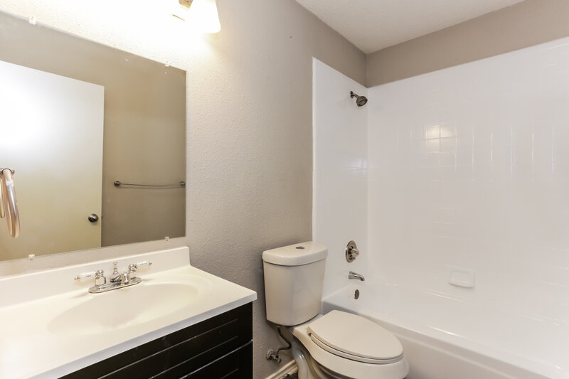 1,780/Mo, 1505 Gainsborough Way Fort Worth, TX 76134 Bathroom View