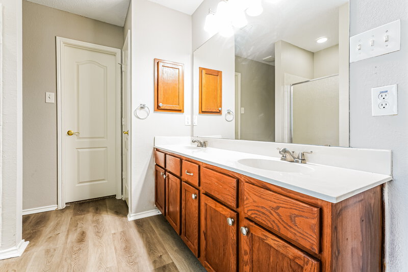 2,430/Mo, 617 Arbor Dr Cedar Hill, TX 75104 Main Bathroom View