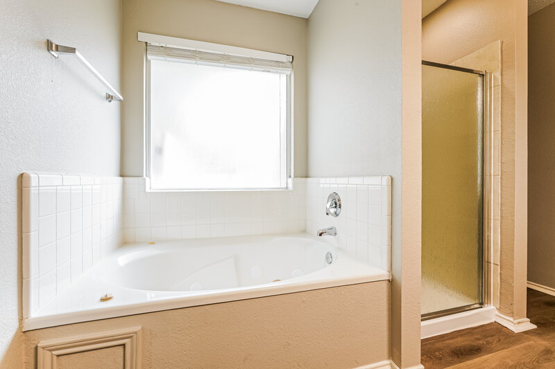 2,430/Mo, 617 Arbor Dr Cedar Hill, TX 75104 Main Bathroom View 2