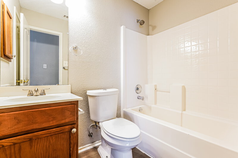 2,430/Mo, 617 Arbor Dr Cedar Hill, TX 75104 Bathroom View