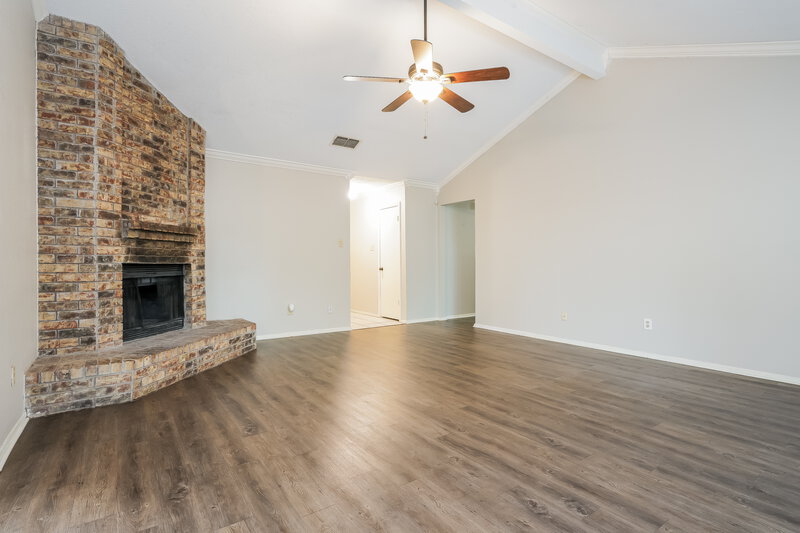 2,250/Mo, 2310 Overbrook Dr Arlington, TX 76014 Living Room View 2