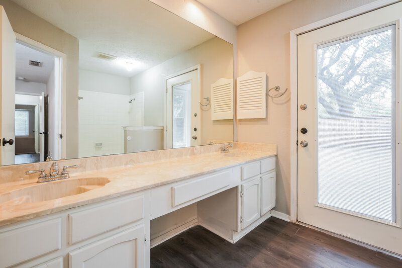 2,250/Mo, 2310 Overbrook Dr Arlington, TX 76014 Main Bathroom View