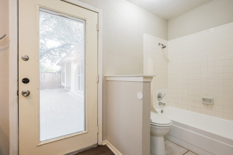 2,250/Mo, 2310 Overbrook Dr Arlington, TX 76014 Main Bathroom View 2