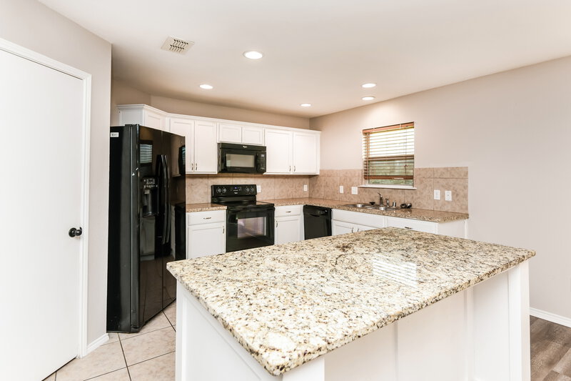 2,350/Mo, 508 Shell St Cedar Hill, TX 75104 Kitchen View