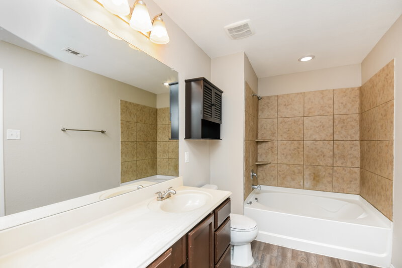 2,350/Mo, 508 Shell St Cedar Hill, TX 75104 Main Bathroom View