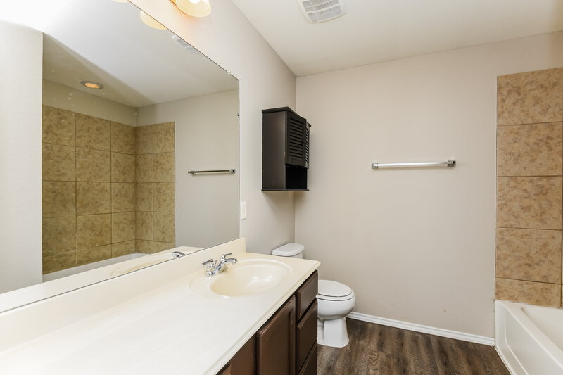 2,350/Mo, 508 Shell St Cedar Hill, TX 75104 Bathroom View