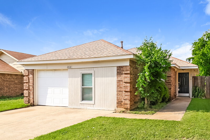 0/Mo, 2618 Butterfield Drive Fort Worth, TX 76133 Front View