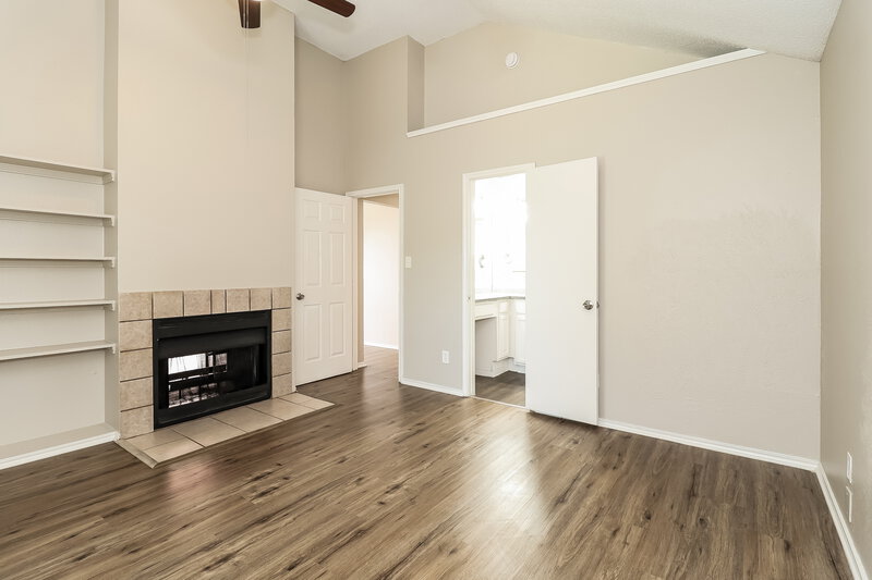 0/Mo, 2618 Butterfield Drive Fort Worth, TX 76133 Living Room View 2