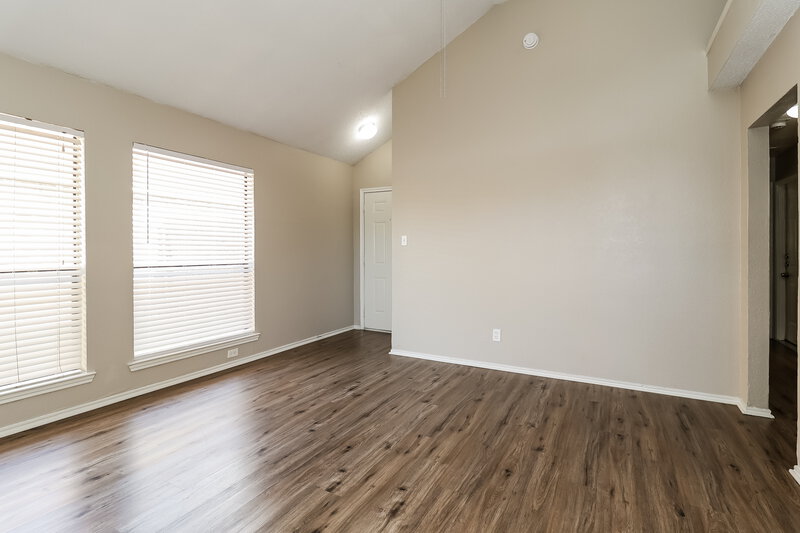 0/Mo, 2618 Butterfield Drive Fort Worth, TX 76133 Living Room View 3