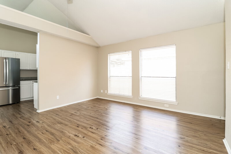 0/Mo, 2618 Butterfield Drive Fort Worth, TX 76133 Living Room View 4