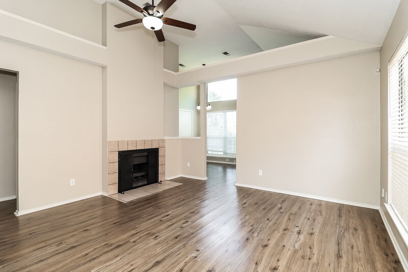 0/Mo, 2618 Butterfield Drive Fort Worth, TX 76133 Living Room View 5