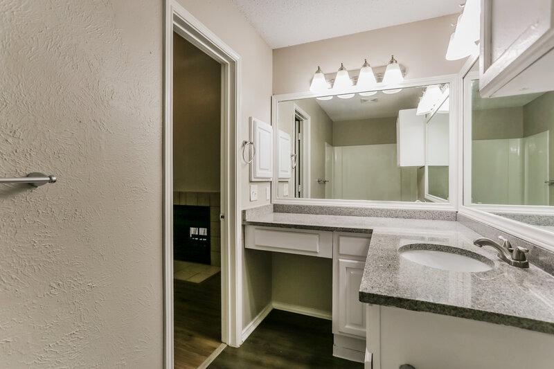 1,770/Mo, 2618 Butterfield Drive Fort Worth, TX 76133 Main Bathroom View